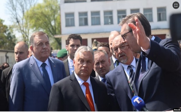 Vuçiq dhe Orban vëzhgojnë stërvitjet ushtarake në Serbi (video)