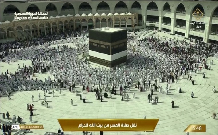 Imazhet mbresëlënëse të faljes në Mekë (video)
