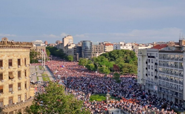 Vazhdojnë protestat masive në Serbi, kërkohet dorëheqja e Vuçiç-it (foto)