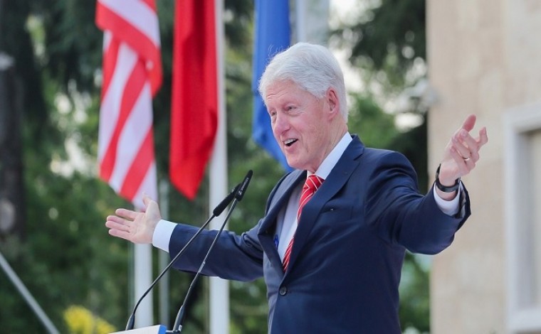 Clintoni me një video për vizitën në Shqipëri, ka disa fjalë edhe për luftën e Kosovës (video)