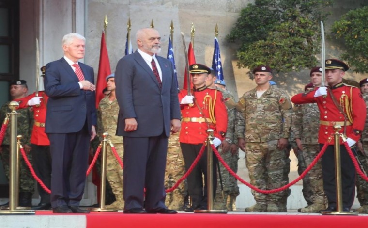 Ceremonia e dekorimit të Presidentit Bill Klinton në Tiranë (video)