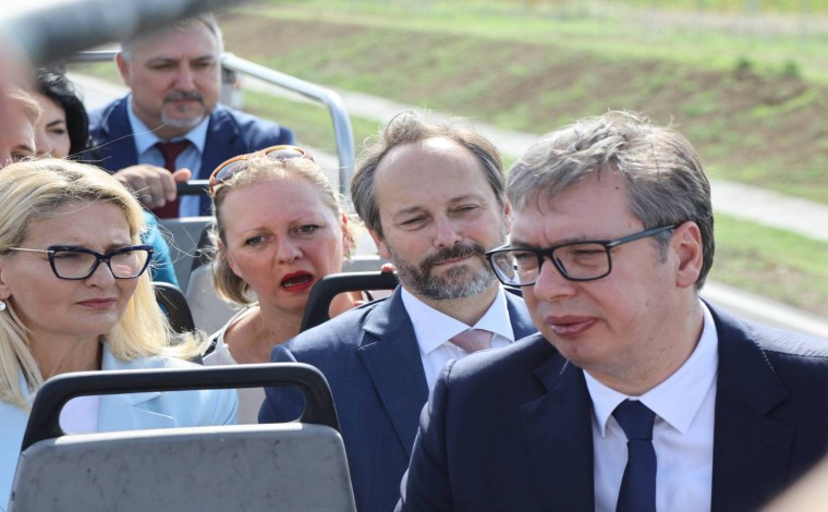 Komisioneri evropian Varhelyi thotë se u bë inaugurimi i seksionit të parë të autostradës Nish-Merdar