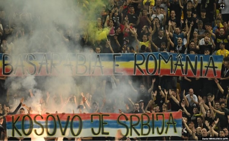 Ndeshja Rumani-Kosovë u ndërpre përkohësisht, për shkak "të sjelljeve diskriminuese”, zbehet ëndrra për Euro 2024