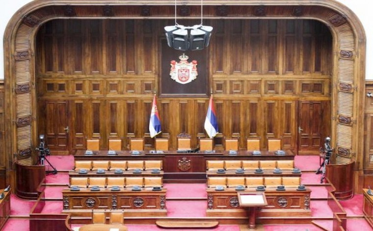 Bie qeveria e Serbisë, i kërkon Vuçiçit të shpërndajë parlamentin