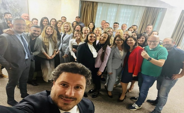Abazoviç përshëndetet me anëtarët e kabinetit: Faleminderit për gjërat e mëdha që kemi bërë për Malin e Zi