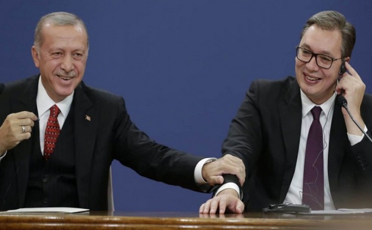 Bloomberg: Raporti personal Erdogan-Vuçiq mundë ta parandalojë përshkallëzimin e situatës në Veri