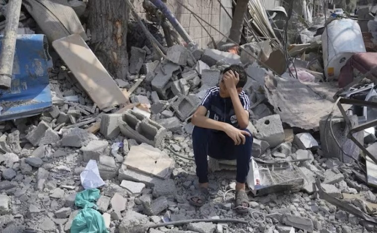 Qindra të vrarë nga një sulm në një spital në Gazë, Izraeli e mohon përfshirjen (video)