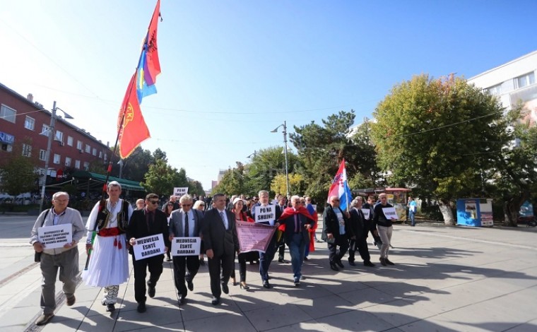 Protestohet në Prishtinë kundër politikës serbe në Luginë të Preshevës (video)