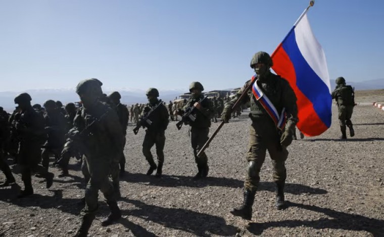The Guardian: Rusia po rekruton serbë dhe po i dërgon në Ukrainë