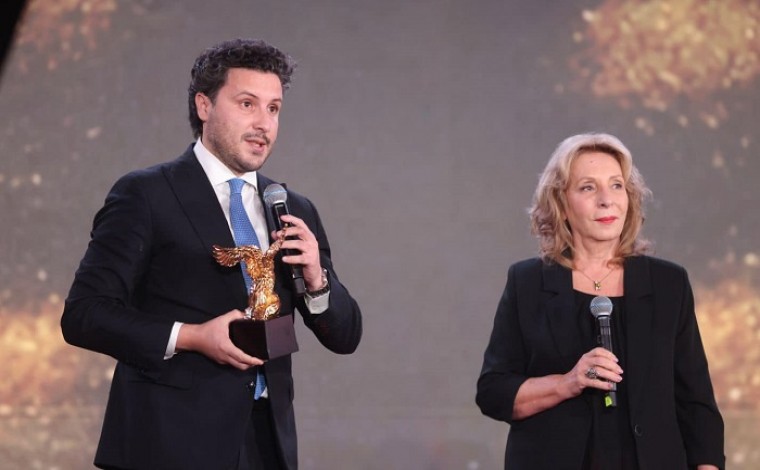 Shqipëria nderon Dritan Abazoviqin me çmimin “Shqiponja e Artë” (video)