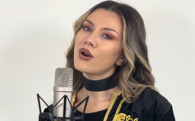 Këngëtarja rumune që mahniti me interpretimin “Mora Fjalë”, paralajmëron vizitë në Kosovë (video)