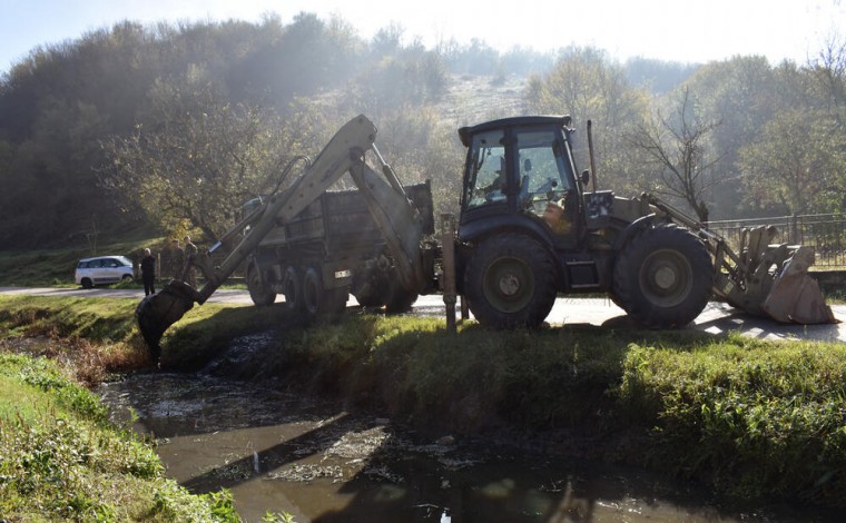 Ushtria e Serbisë pastron lumin nga mbeturinat në dy lokacione në Bujanoc