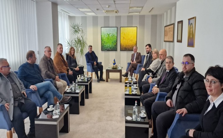 Zëvendëskryeministri Bislimi takoi përfaqësues të mediave në gjuhën shqipe nga Lugina e Preshevës