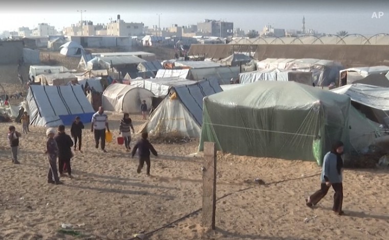 Qyteza kufitare në Gazë mbushet me tenda (video)