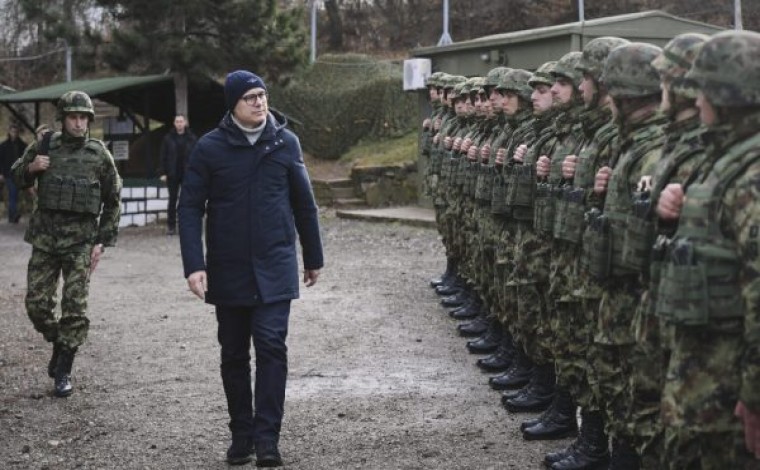 Ministri i Mbrojtjes së Serbisë vizitoi bazën ushtarake në Medvegjë