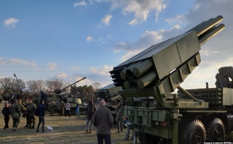 Vuçiqi e prezanton një sistem antidron që Serbia e bleu nga Rusia