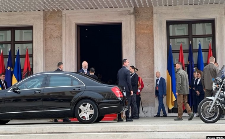 Presidenti ukrainas, Zelensky mbërrin në Kryeministri, e pret Rama (video)