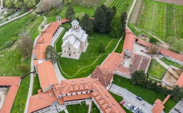 Qeveria e Kosovës urdhëron zbatimin e vendimit për pronat e Manastirit të Deçanit