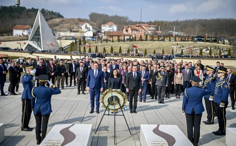 Homazhe në Prekaz – Qytetarë e përfaqësues politikë nderojnë heroizmin e Jasharëve