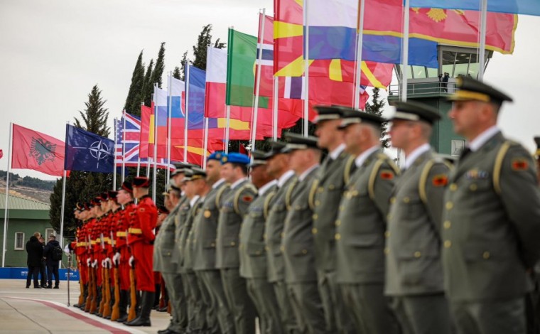 Baza në Kuçovë, SHBA: NATO-ja është mburojë e stabilitetit në Ballkan
