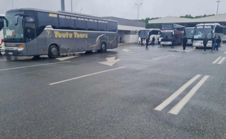 Që nga mesnata, Serbia po i mban të bllokuar disa autobusë të Kosovës në kufi