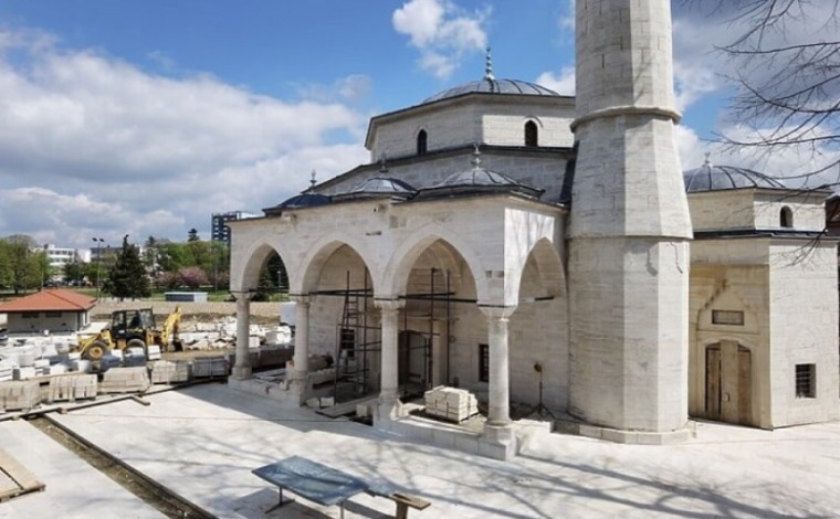 Banja Llukë: E ndërtuar para 430 vjetësh nga një shqiptar, rihapet xhamia “Arnaudija” (foto)