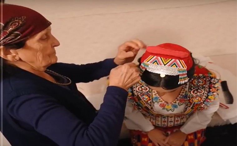 Medvegjë: Lokja 72 vjeçare që krijoi veshjen tradicionale, folin para mikrofonit 1 orë në vit (video)