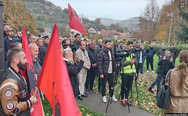 Disa protestues u mblodhën para stacionit policor në Medvegjë: “Kthema adresën”