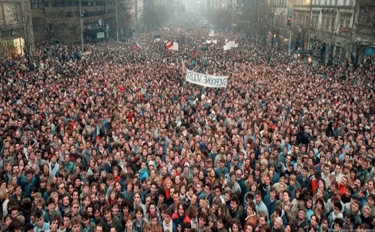 35 vjet më parë Revolucioni i Kadifenjtë në Çeki e Sllovaki