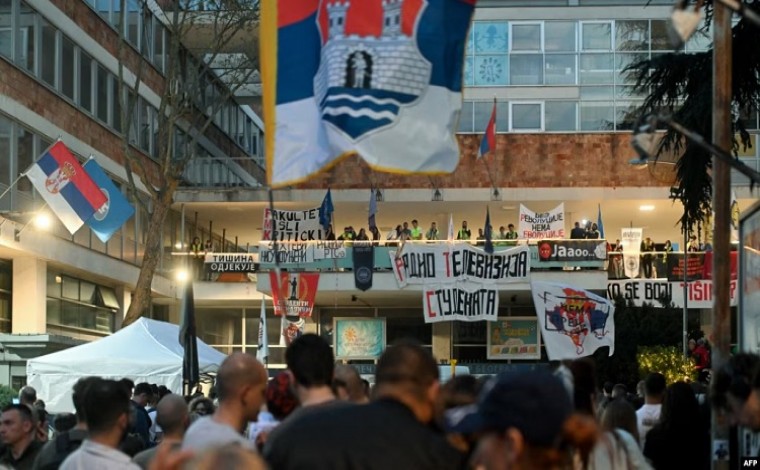 Studentët në Beograd e bllokojnë RTS-në për të tetën ditë radhazi