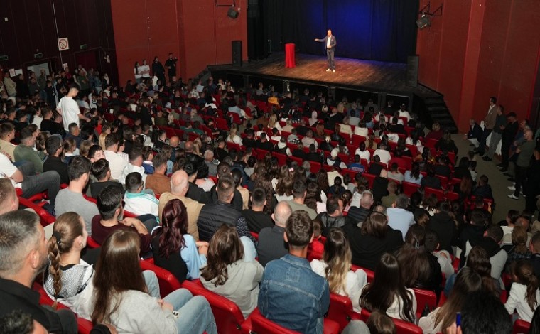 Mbushet salla në Preshevë gjatë “Stand Up Comedy - Lugina"