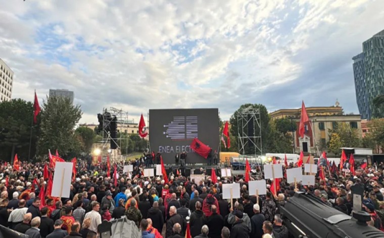 Mijëra njerëz protestuan në Tiranë në mbështetje të ish-eprorëve të UÇK-së (video)