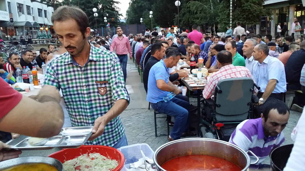 Organizohet Iftar i madh në qendër të Bujanocit, ftohen qytetarët të marrin pjesë