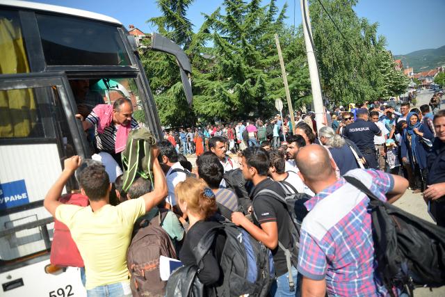Taksistët në Preshevë i kërkojnë refugjatëve deri në 1.000 euro!