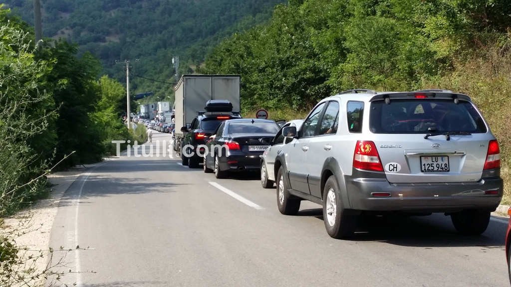 Rikthehen kolonat dhe pritjet e gjata në kufi me Serbinë