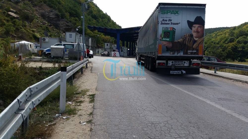 Serbia nuk lejon kamionët me libra shqip në Luginë (Video)