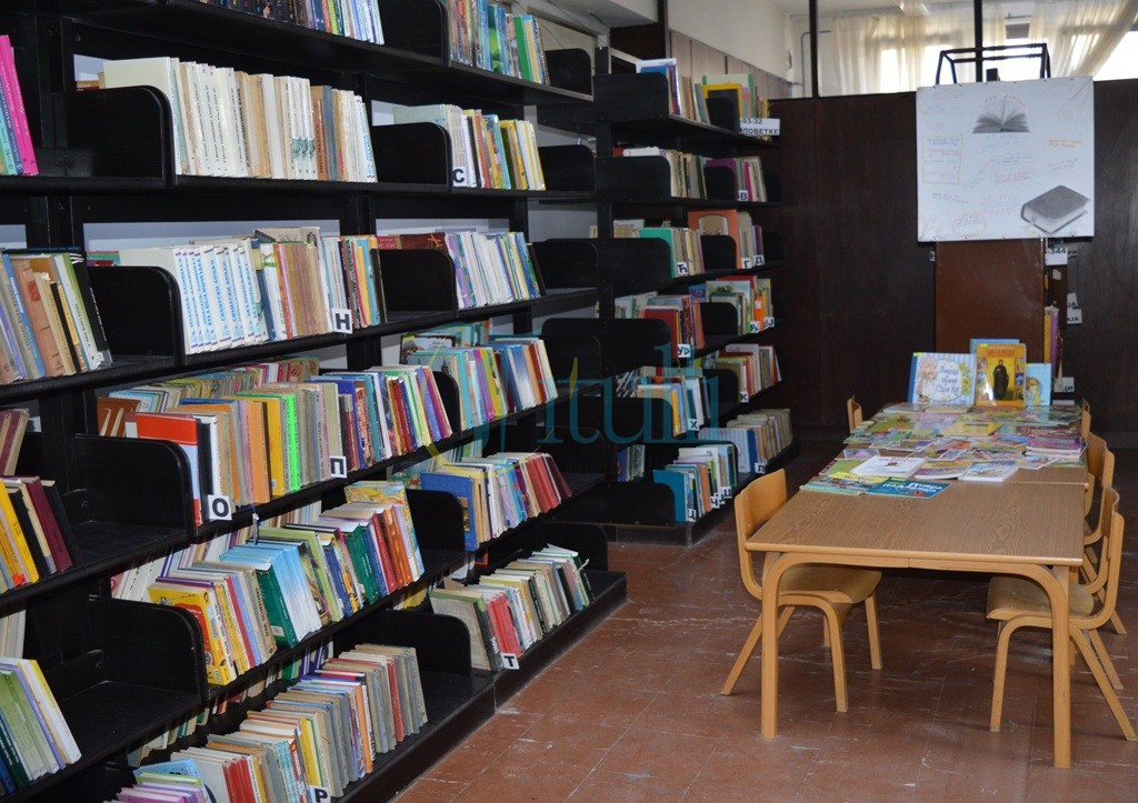 Biblioteka e Bujanocit me libra të mjaftueshëm por pa hapësira të leximit
