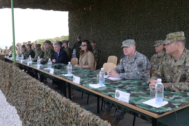 Ambasadori amerikan vizitoi ushtarët serbë dhe amerikan në bazën ushtarake "Jug" në komunën e Bujanocit