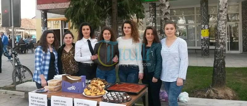 Maturantët e Bujanocit ndihmojnë shokët e tyre me shitjen e ëmbëlsirave