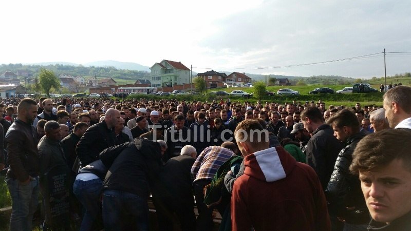 Varroset Agroni, mbi një mijë qytetarë në lamtumirën e fundit (Foto)