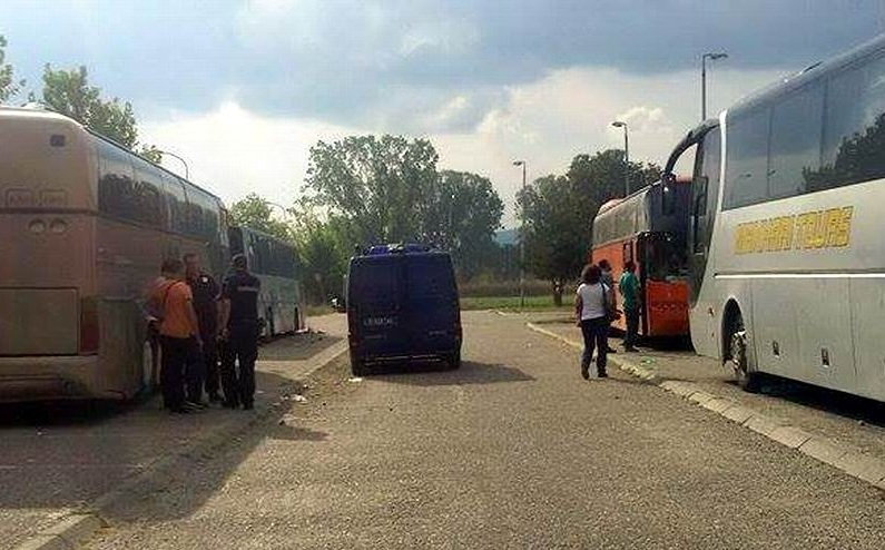 Refugjatët lëndojnë me thikë shoferin e autobusit