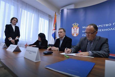 Serbia plotëson kushtet në fushën e arsmit ndaj BE-së, pakica shqiptare pa zgjidhje