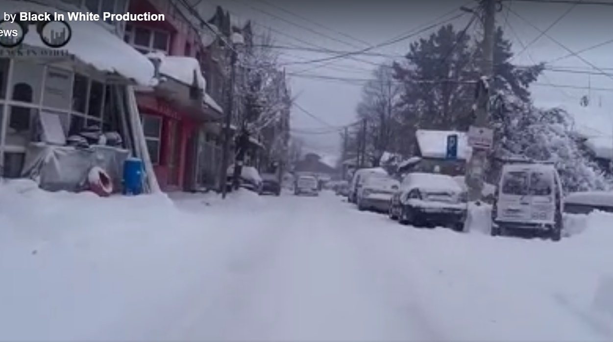 Presheva e mbuluar me borë, rrugët e kalueshme me vështirësi (video)