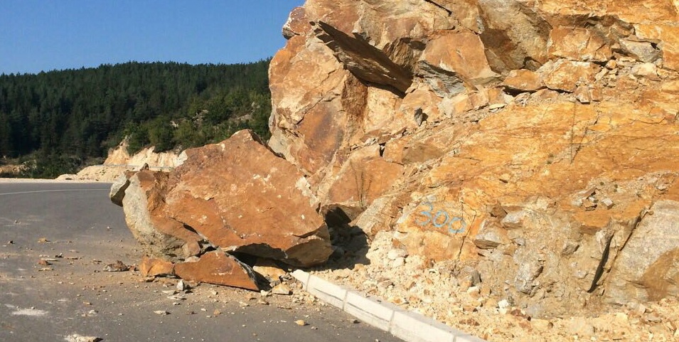 Kujdes, shkëmbinjtë rrezikojnë kalimtarët në rrugën e Breznicës (foto)
