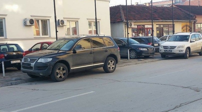 Serbia ua heq targat edhe veturave zyrtare të Qeverisë së Kosovës që erdhën në Luginë