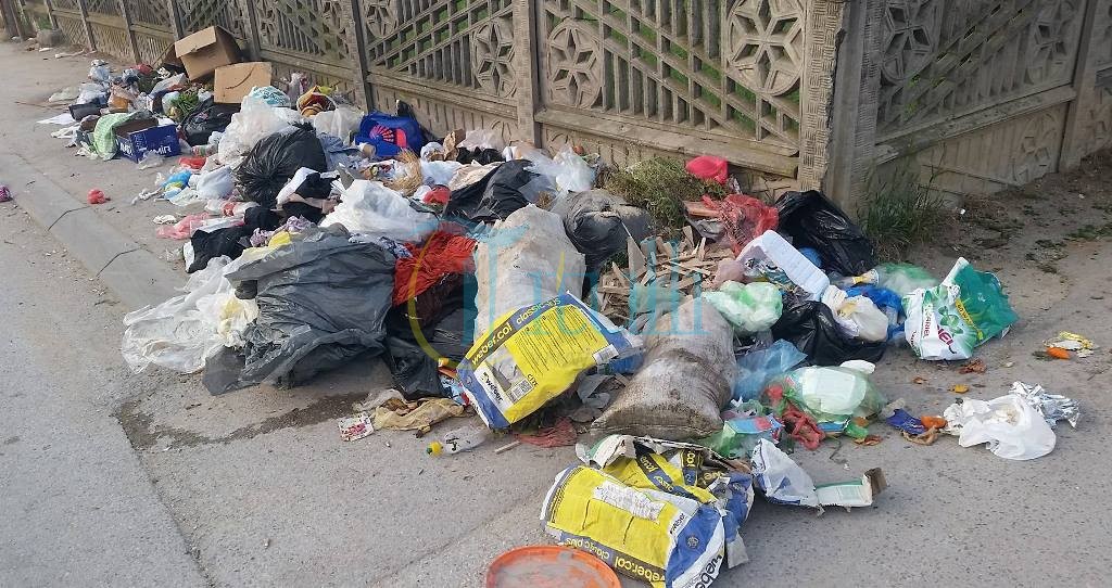Mbeturinat në rrugën e Kosovës në Bujanoc hudhen në trotuare, nuk ka kontejnerë (foto)