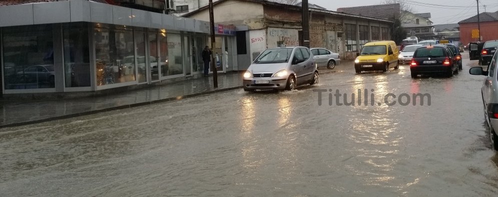 Shiu përmbyt rrugët në Luginë (Video)