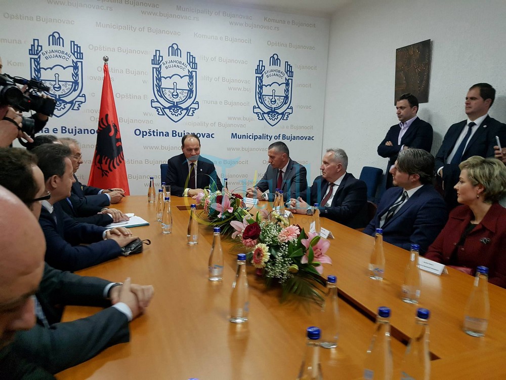Nishani takon përfaqësuesit politik shqiptarë të Luginës