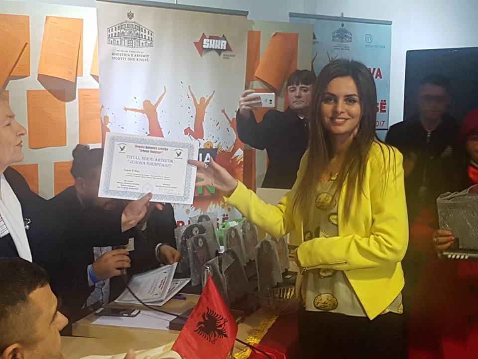 Esra Aqifi nga Lugina fitoi çmimin e intepretuesve më të bukur në Tiranë
