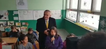 Ilir Meta zgjedh nxënësen nga Medvegja për të uruar 28 Nëntorin (video)